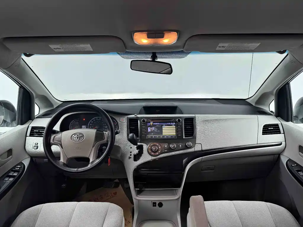 Toyota Sienna — миниатюра 17