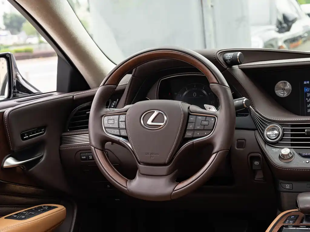 Lexus LS — миниатюра 14