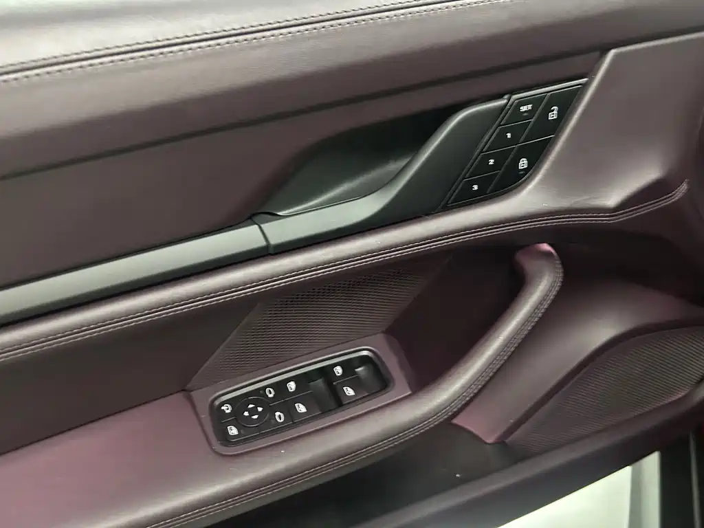 Porsche Taycan — миниатюра 4