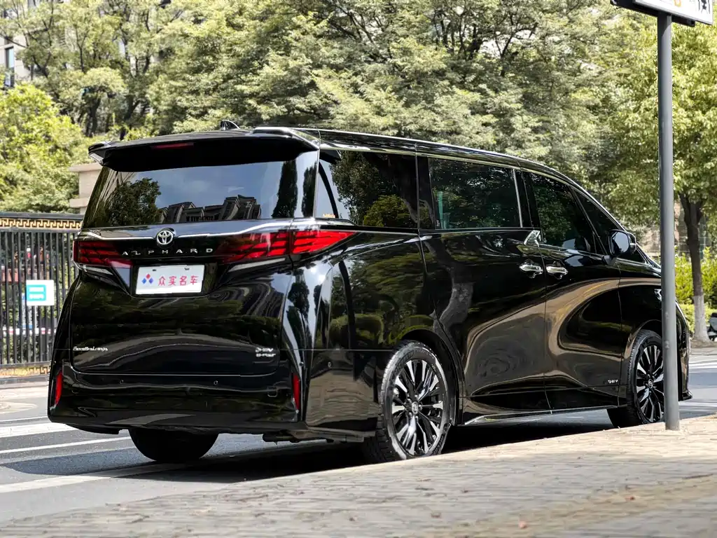 Toyota Alphard — миниатюра 3