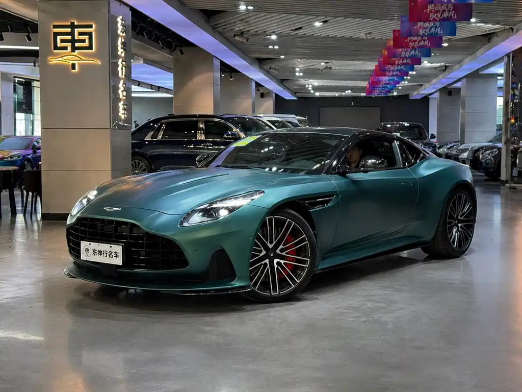 Aston Martin DB12 0