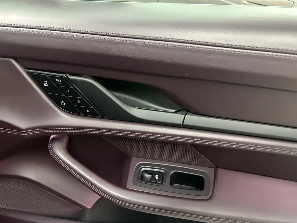 Porsche Taycan — миниатюра 10