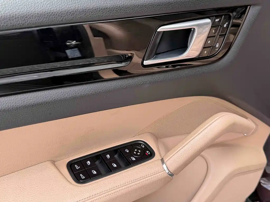Porsche Cayenne — миниатюра 11