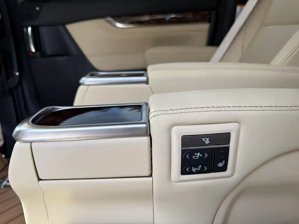 Toyota Alphard — миниатюра 4