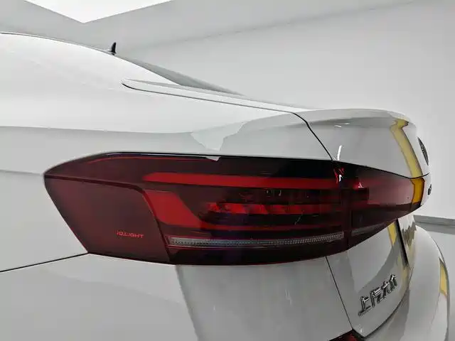 Volkswagen Passat PHEV — миниатюра 9