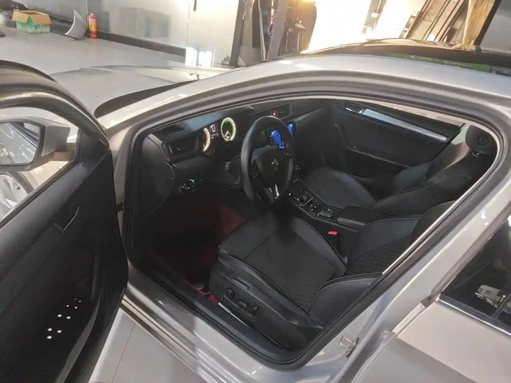 Skoda Superb — миниатюра 12