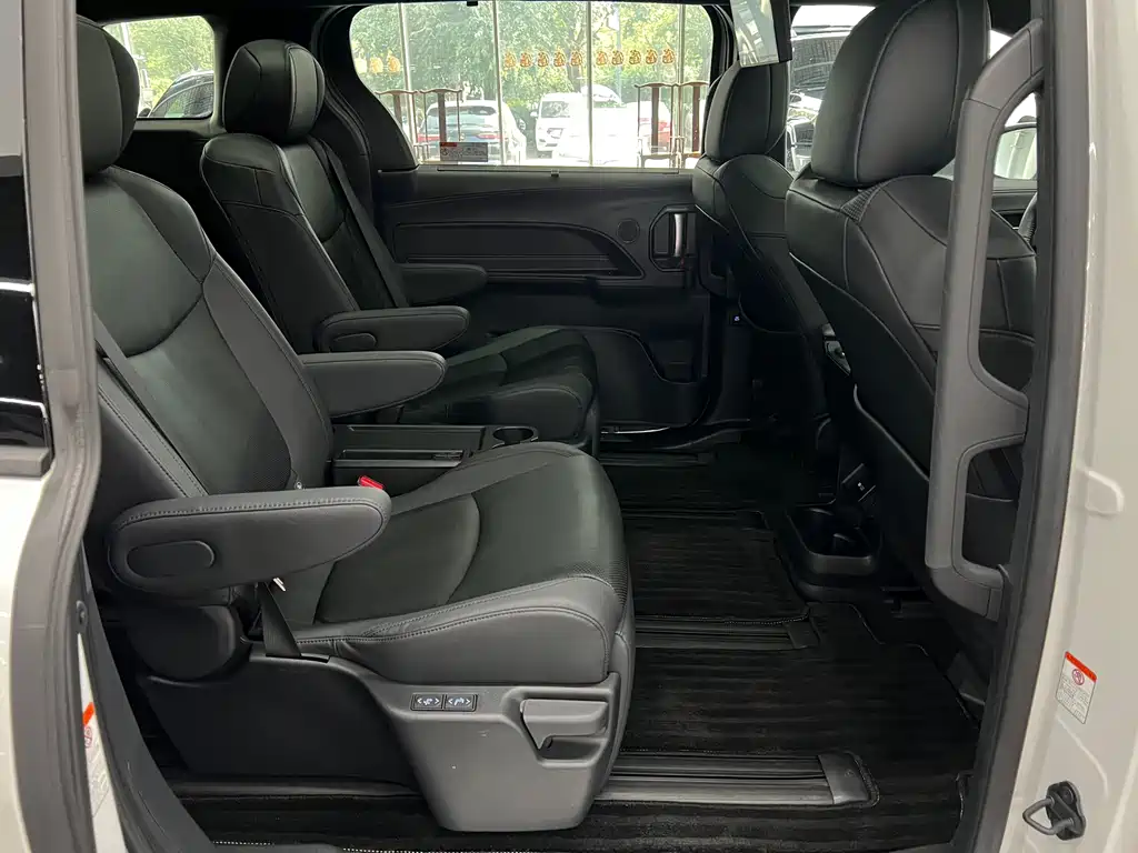 Toyota Granvia — миниатюра 7