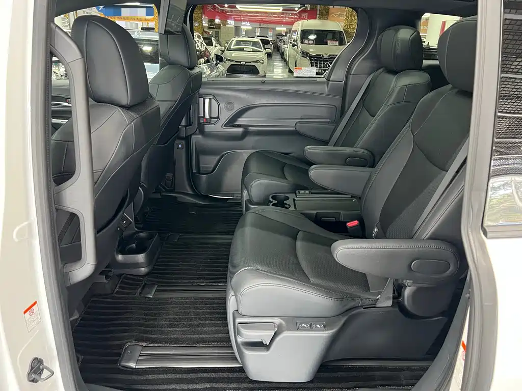 Toyota Granvia — миниатюра 6