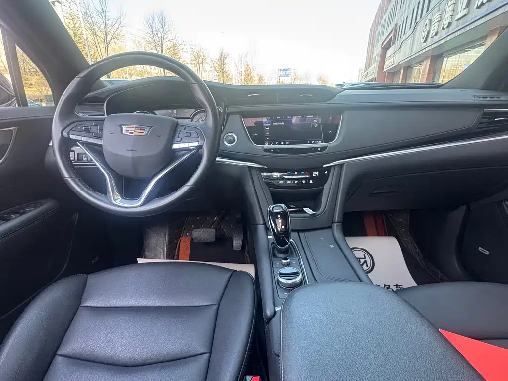 CADILLAC XT6