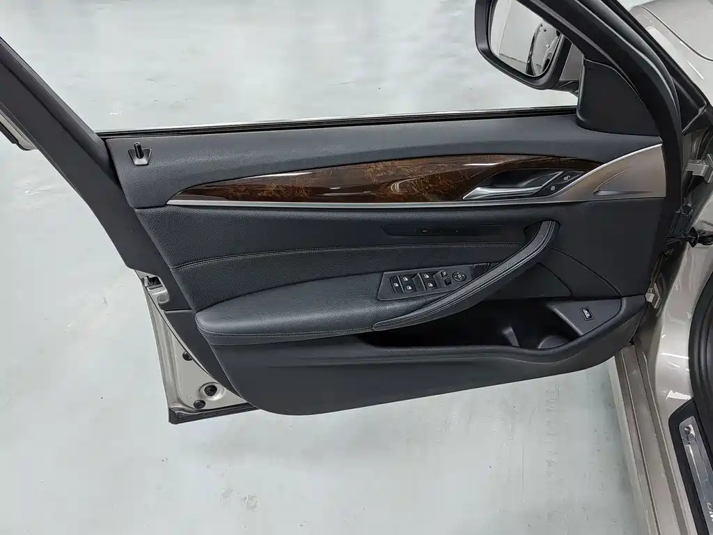 BMW 5 Series — миниатюра 7