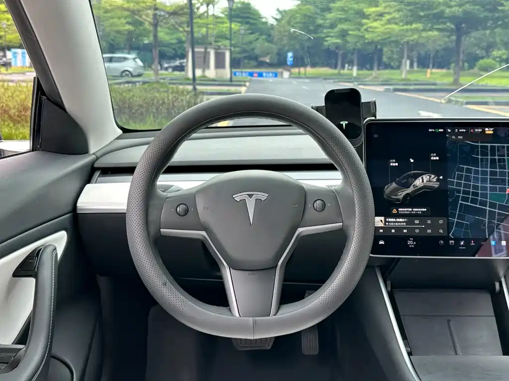 Tesla Model 3 — миниатюра 7