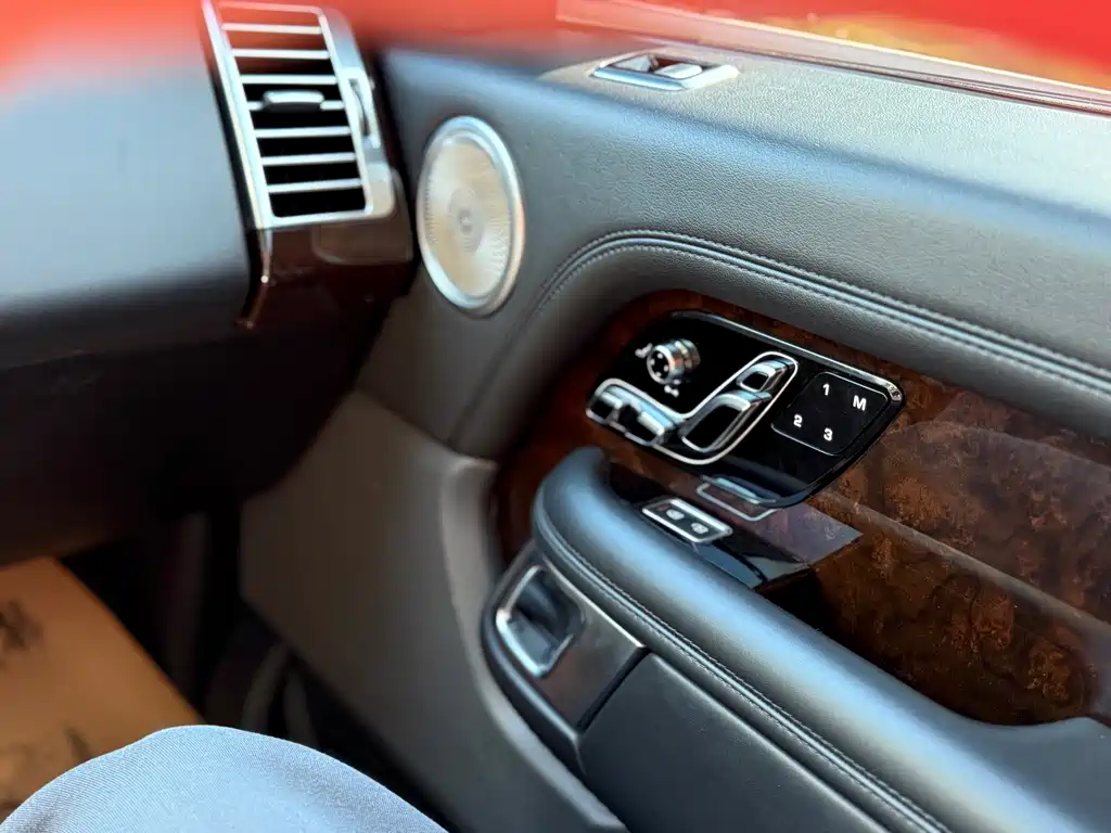 Land Rover Range Rover — миниатюра 8