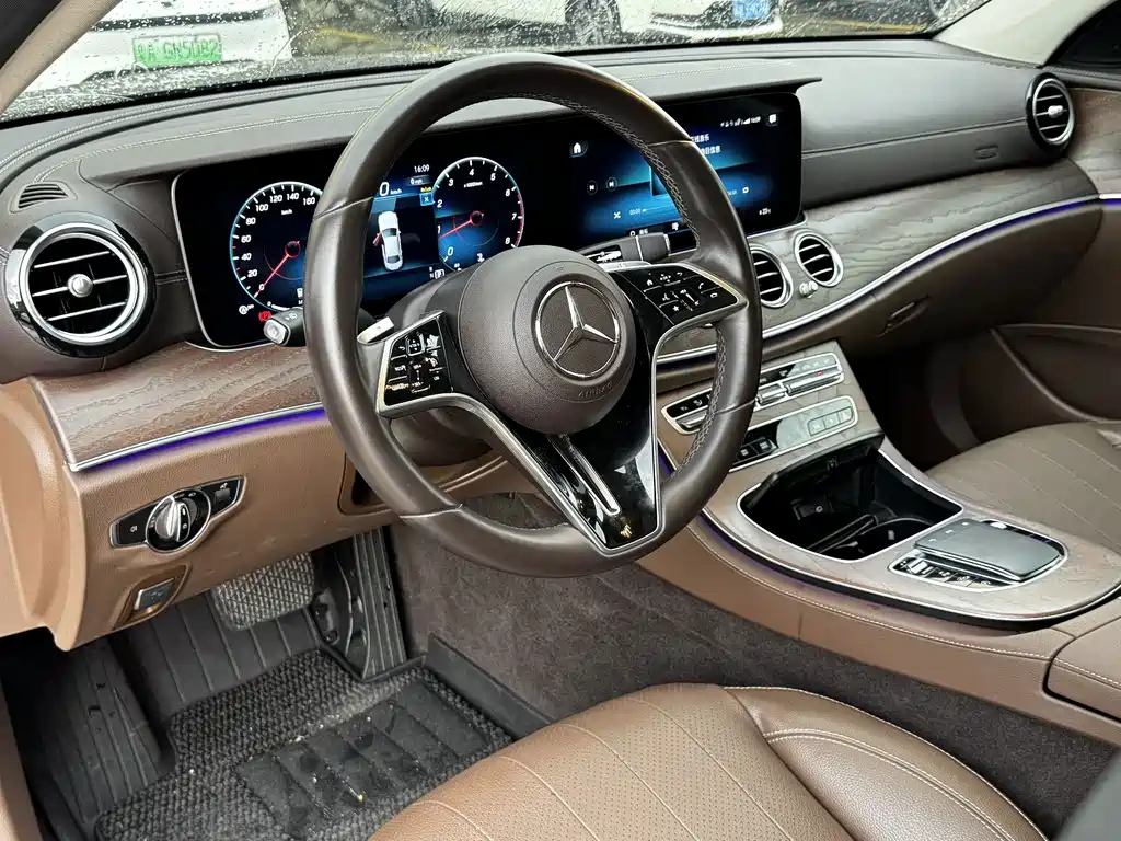 Mercedes-Benz E-Class — миниатюра 9