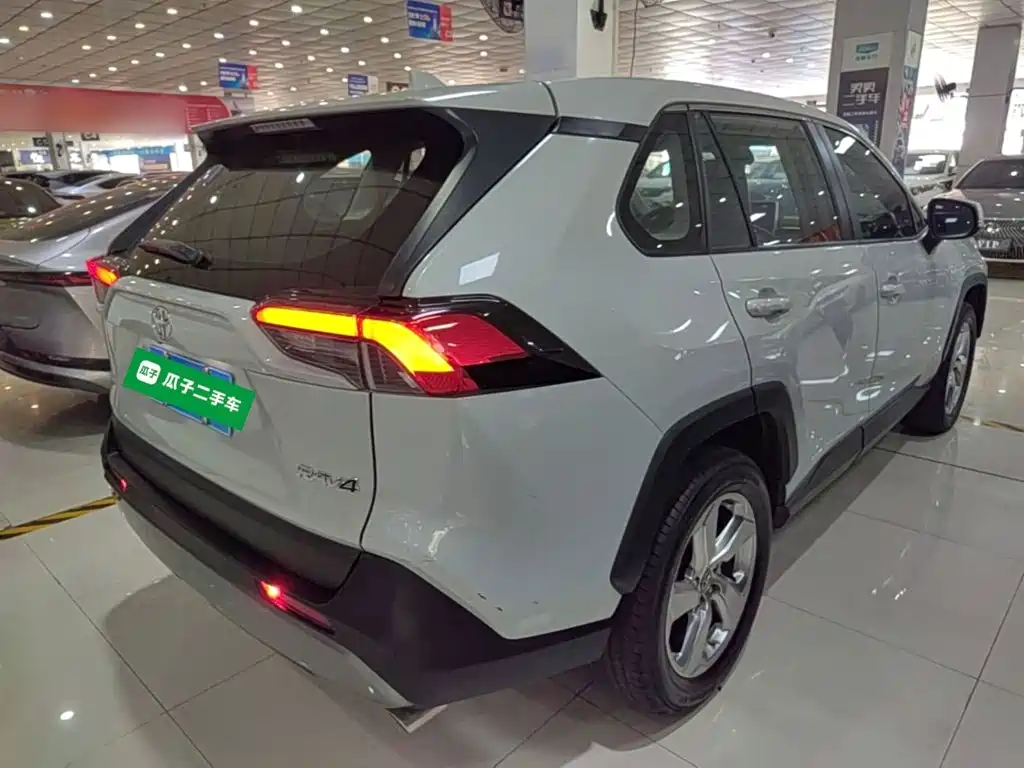 Toyota RAV4 — миниатюра 7