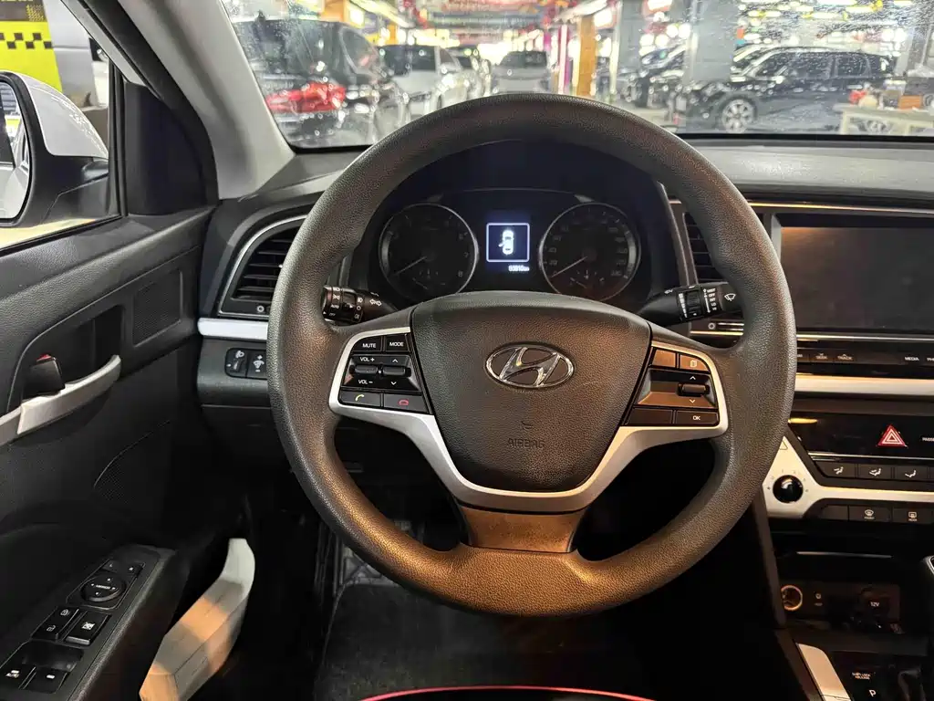 Hyundai Elantra — миниатюра 9