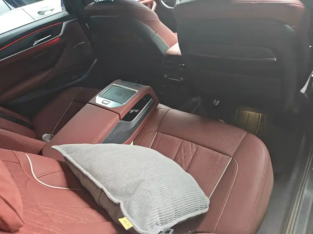 BMW 5 Series — миниатюра 9