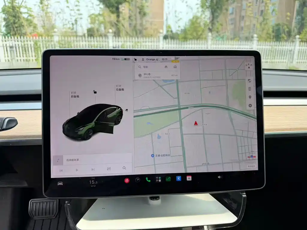 Tesla Model 3 — миниатюра 7