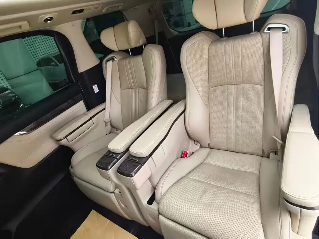 Toyota Alphard — миниатюра 5