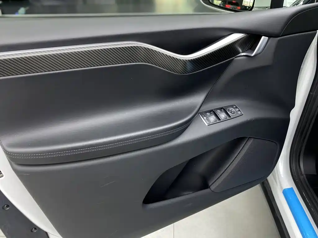 Tesla Model X — миниатюра 19