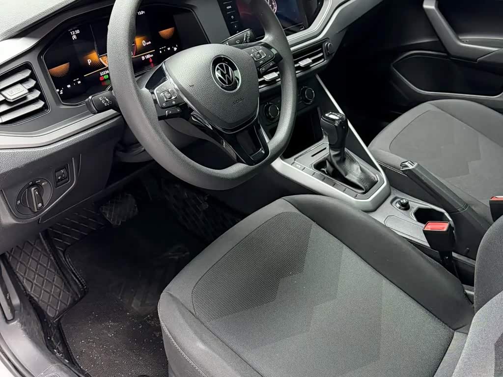 Volkswagen Polo 1.5 л 2023 г. Белый, пробег 22000 км