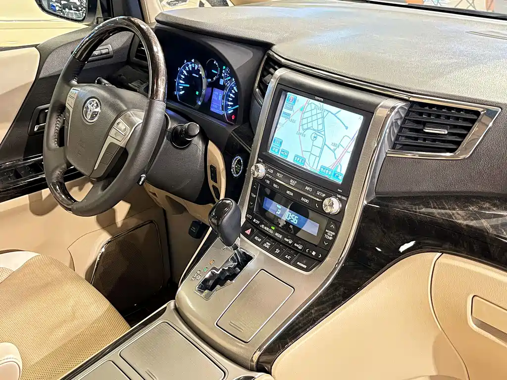 Toyota Alphard — миниатюра 8