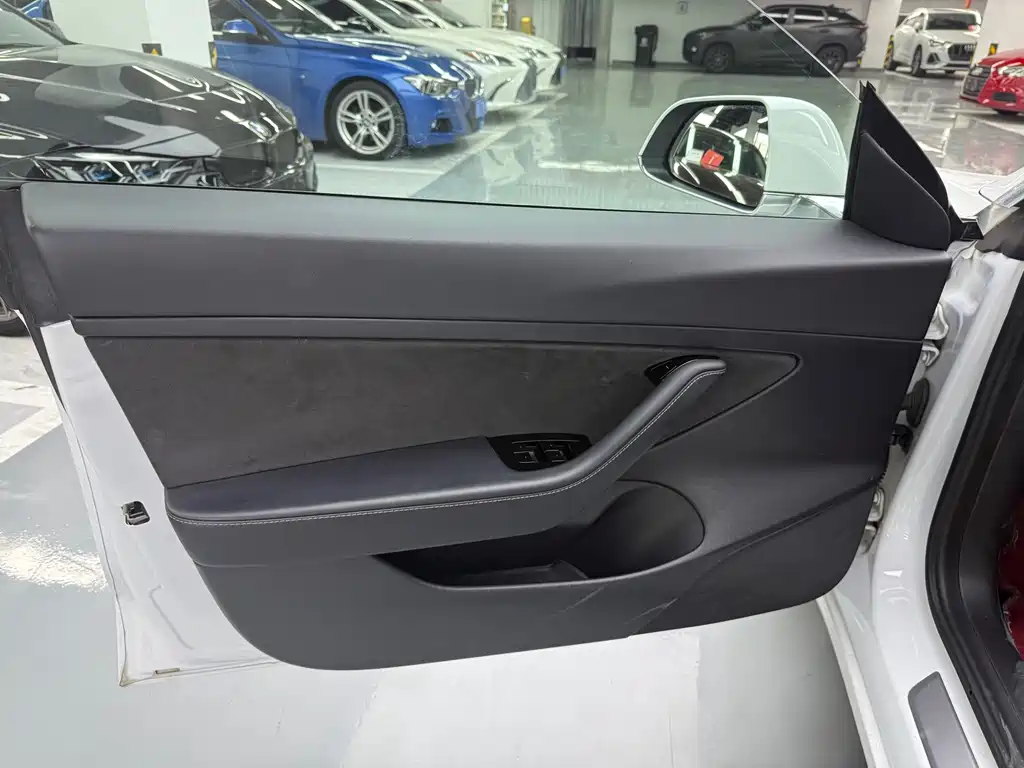 Tesla Model 3 — миниатюра 6
