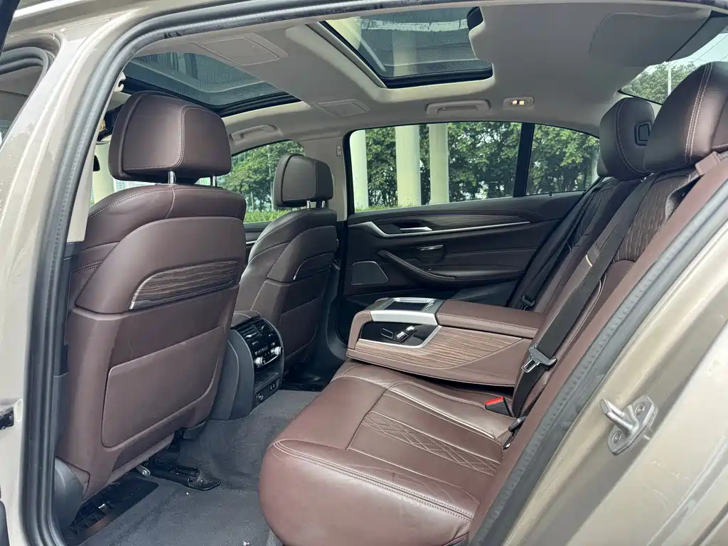 BMW 5 Series — миниатюра 12