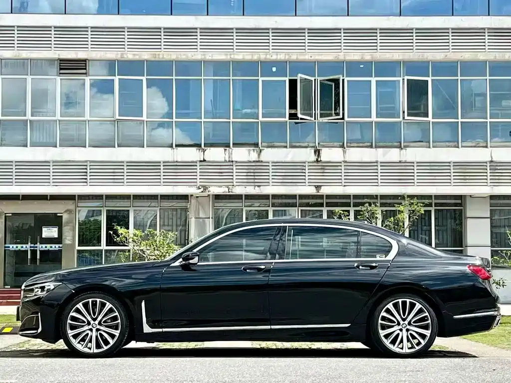 BMW 7 Series — миниатюра 6