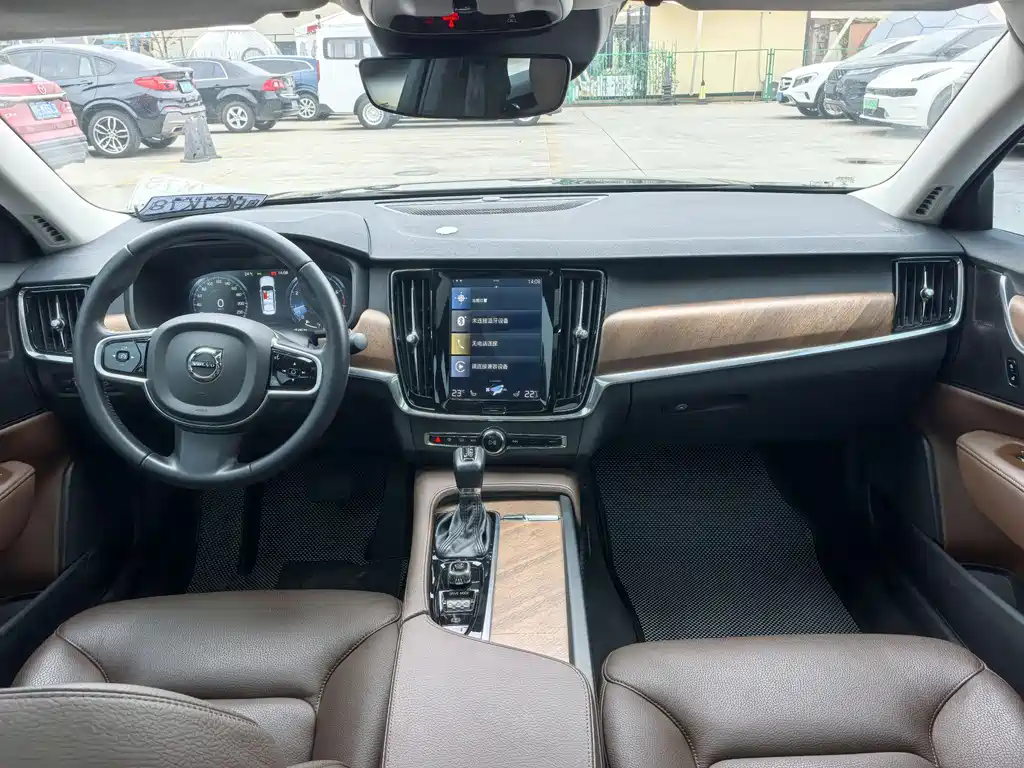 VOLVO S90