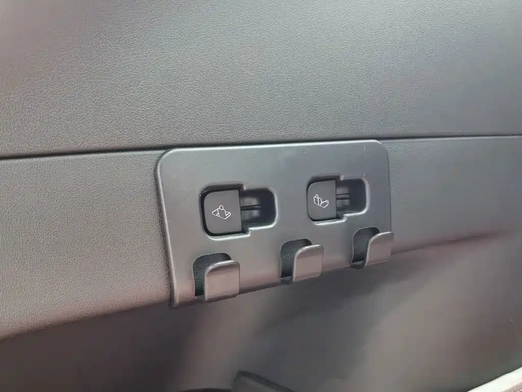 Tesla Model Y — миниатюра 15