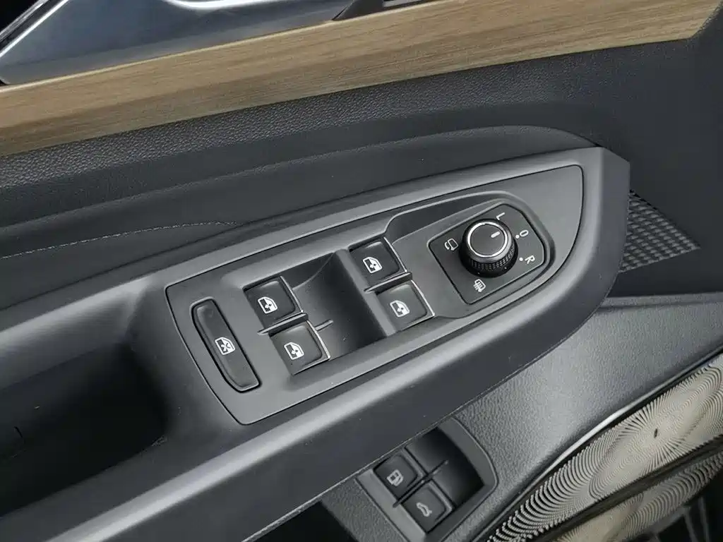 Volkswagen Passat PHEV — миниатюра 9