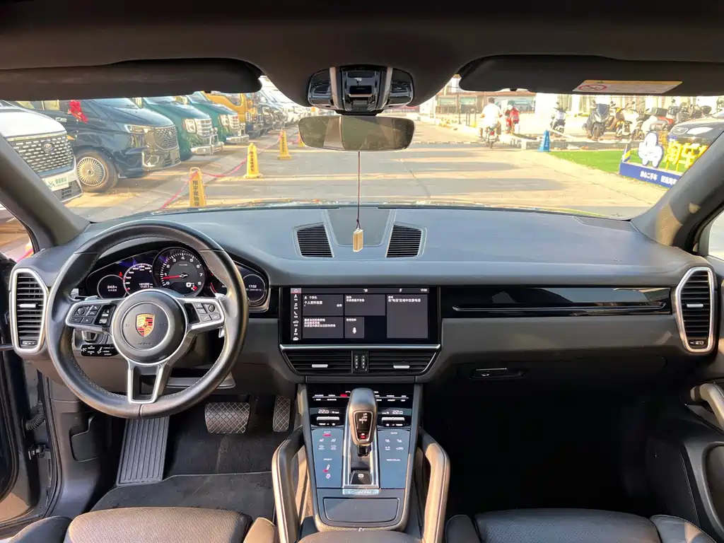 Porsche Cayenne — миниатюра 7