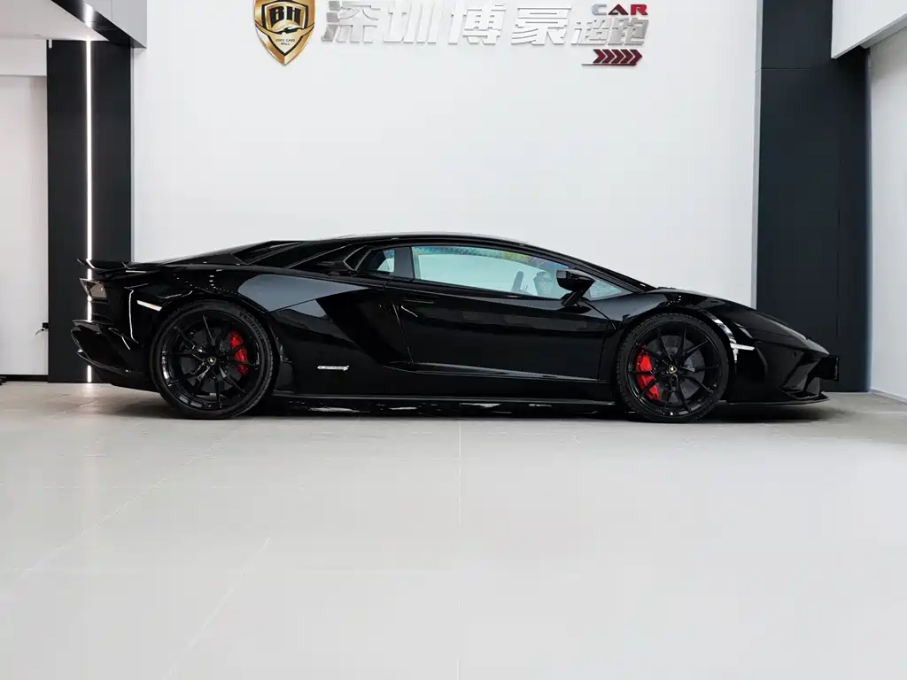 LAMBORGHINI AVENTADOR