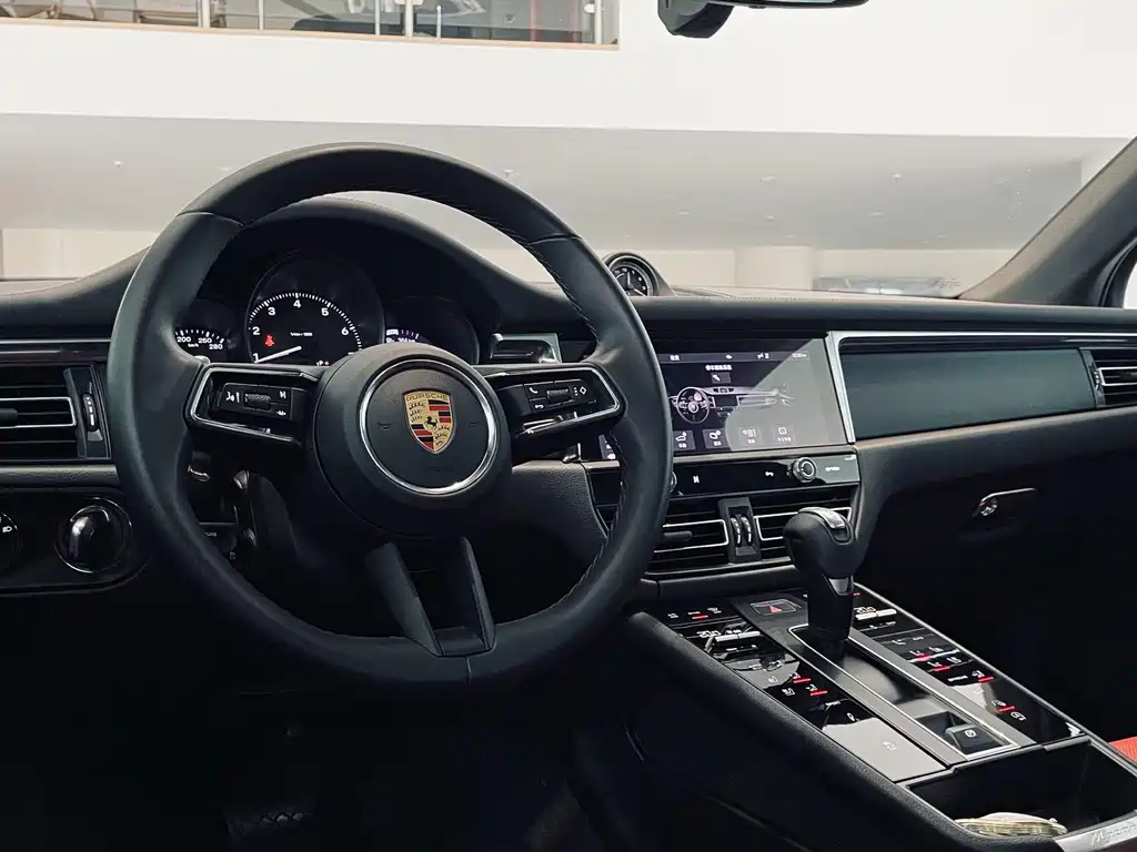 PORSCHE MACAN