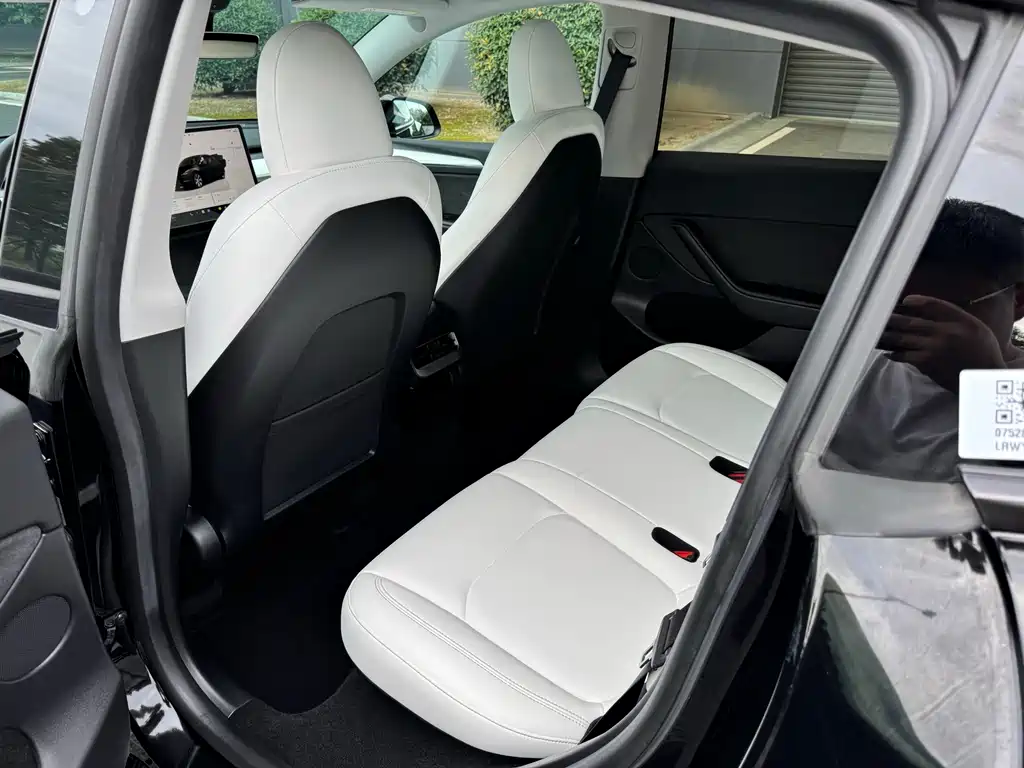 Tesla Model Y — миниатюра 16
