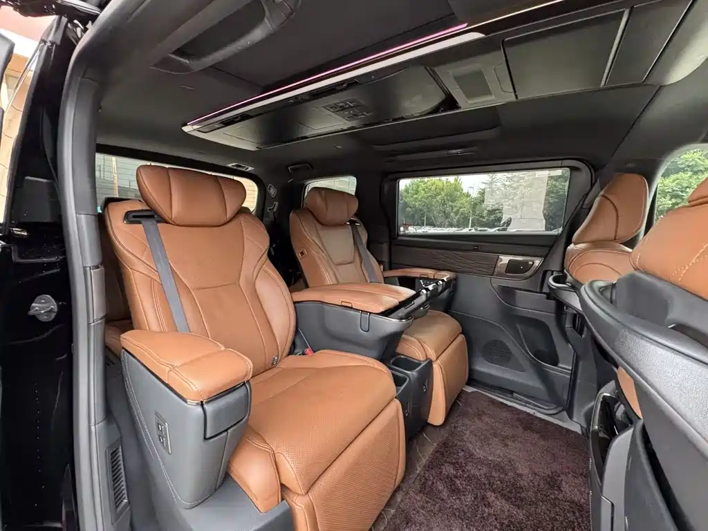 Toyota Alphard — миниатюра 13
