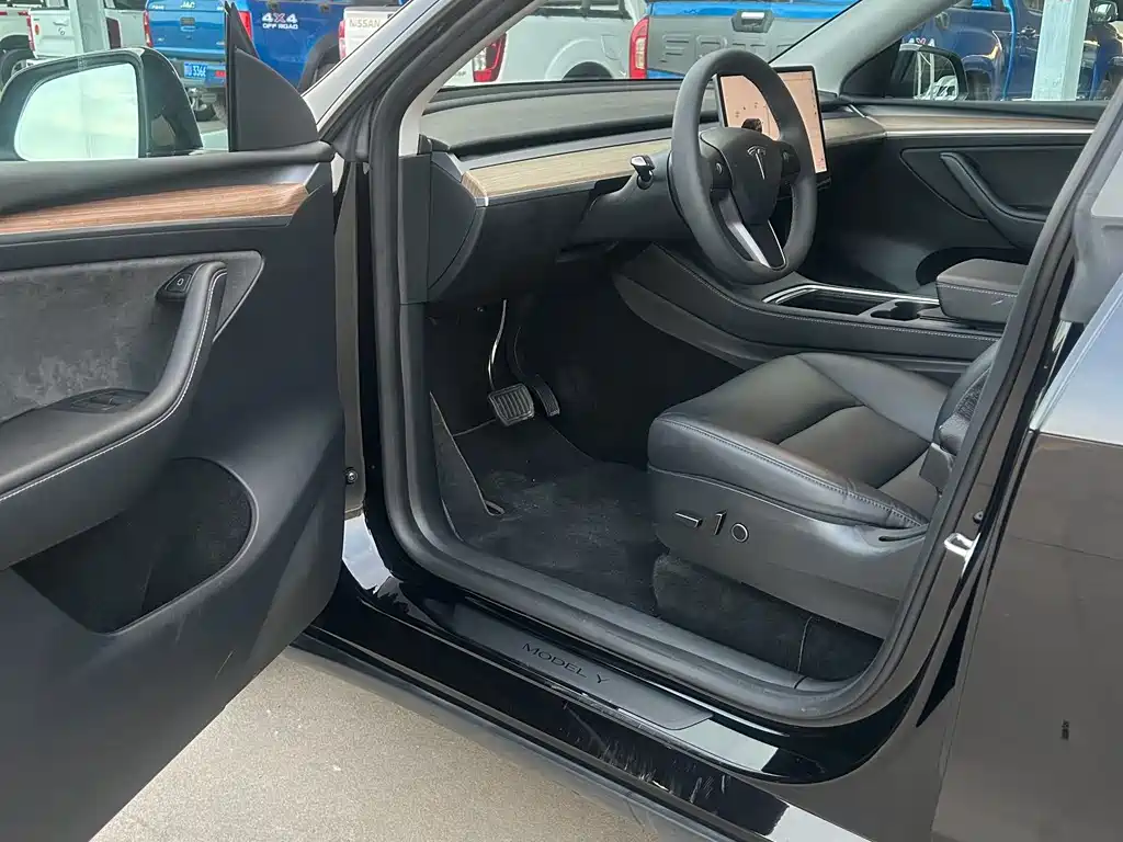 Tesla Model Y — миниатюра 4