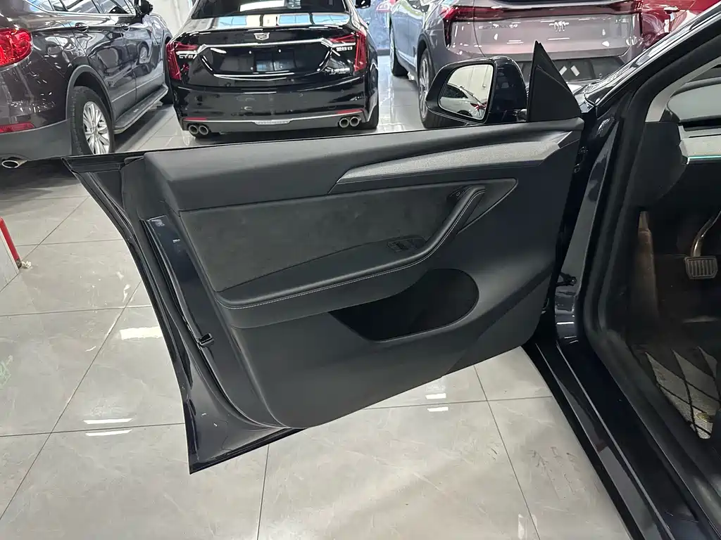 Tesla Model Y — миниатюра 18
