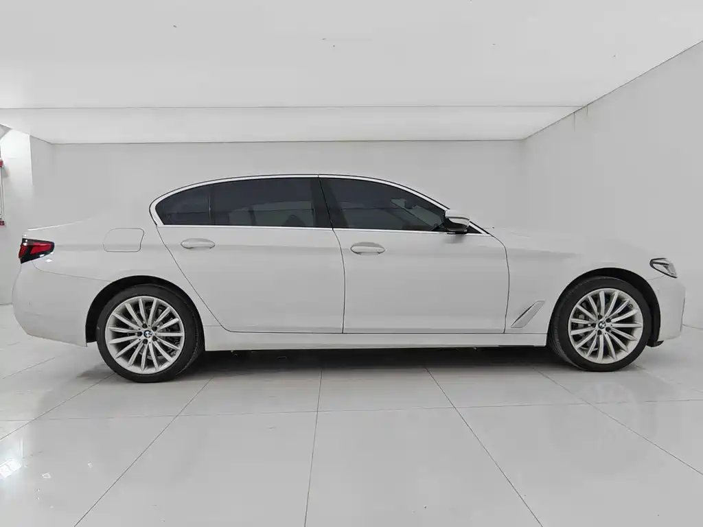 BMW 5 Series — миниатюра 7