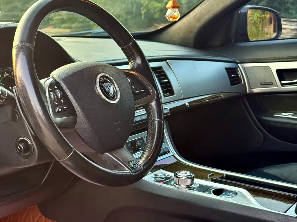 Jaguar XF — миниатюра 5