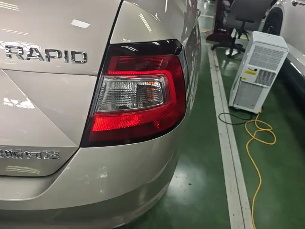 Skoda Rapid — миниатюра 8