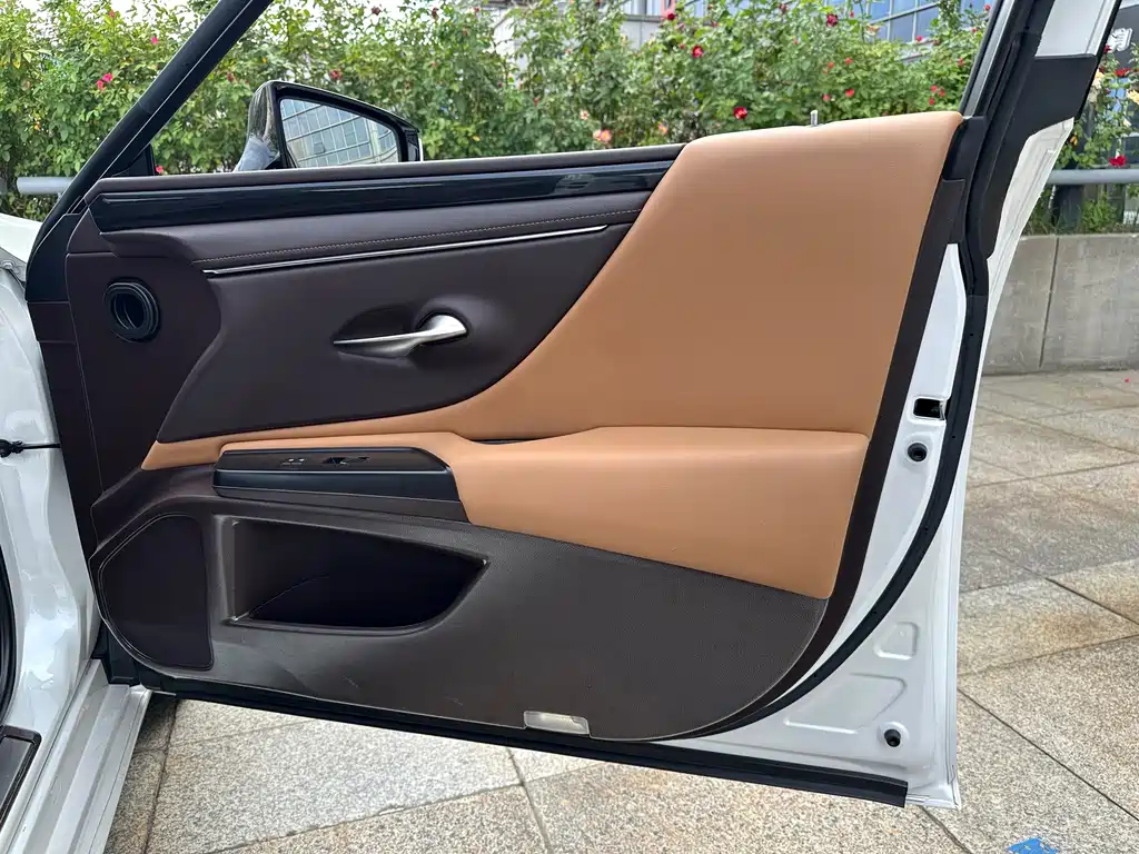 Lexus ES — миниатюра 23