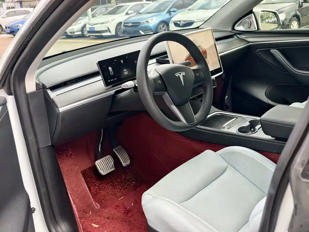Tesla Model Y — миниатюра 19
