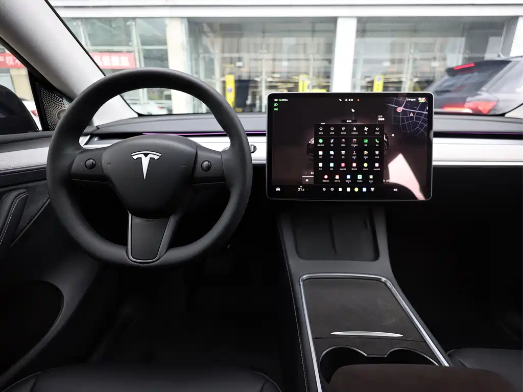 Tesla Model Y — миниатюра 17