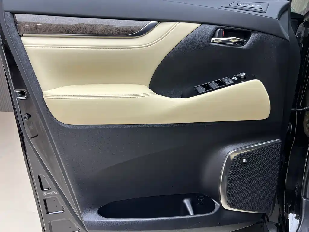 Toyota Alphard — миниатюра 11