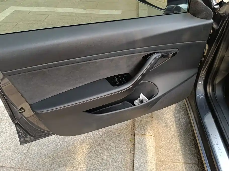 Tesla Model 3 — миниатюра 7