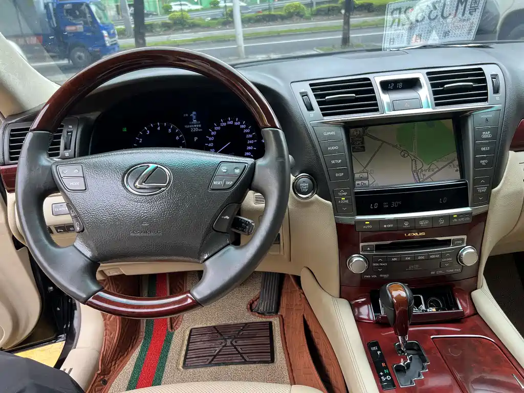 Lexus LS — миниатюра 13