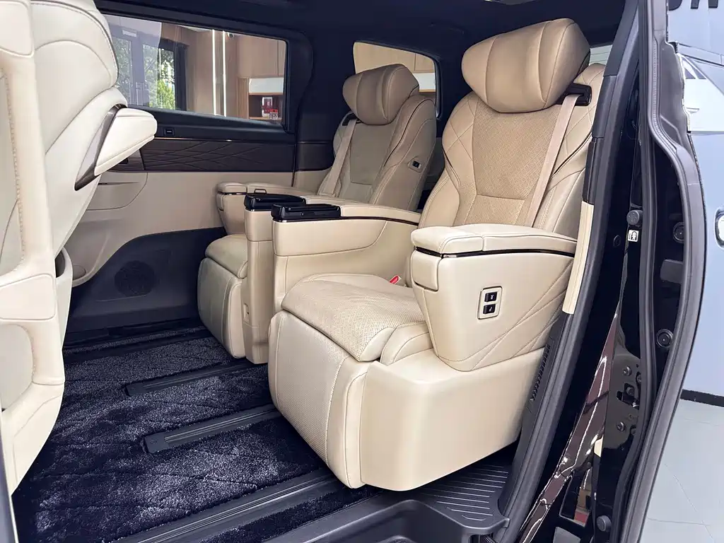 Toyota Alphard — миниатюра 13