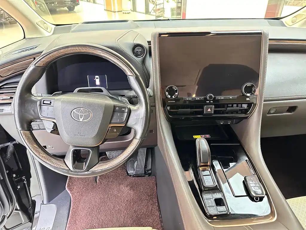 Toyota Alphard — миниатюра 10