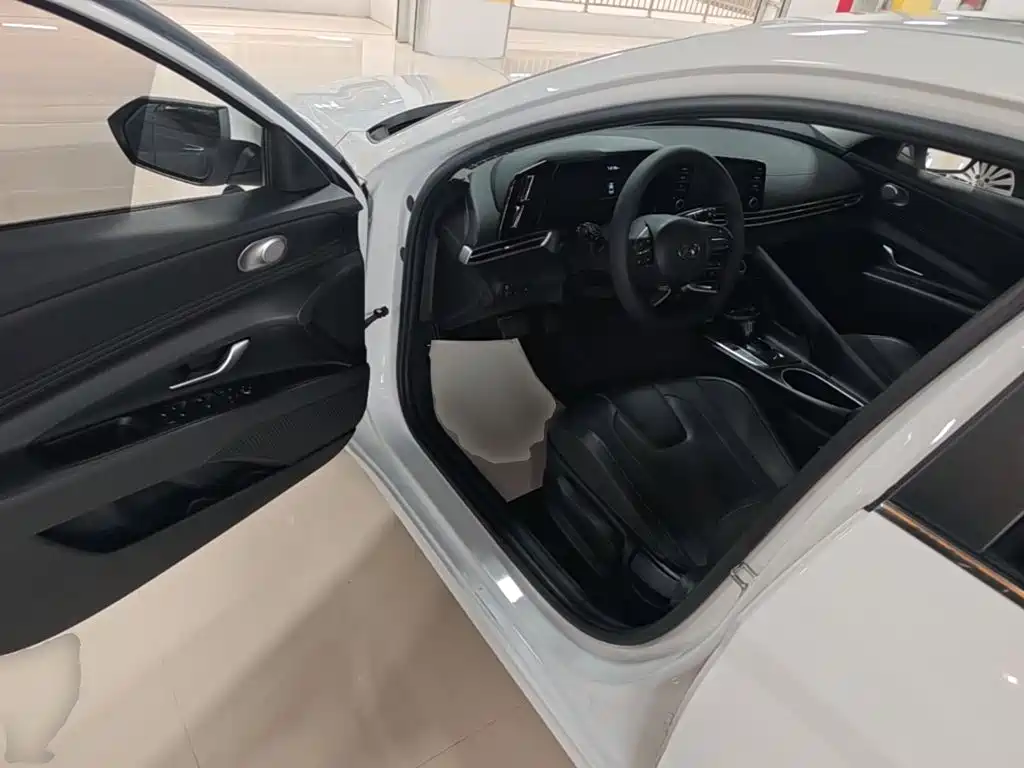 Hyundai Elantra — миниатюра 16